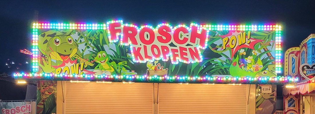 Buntes LED-Leuchtschild Froschklopfen auf der Kirmes – Werbetechnik von Folien-Fischer in Glinde