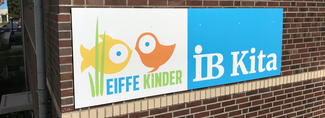 Fassadenschild IB Kita Eiffe Kinder mit buntem Fisch-Logo – Kindergartenschild von Folien-Fischer in Wentorf bei Hamburg